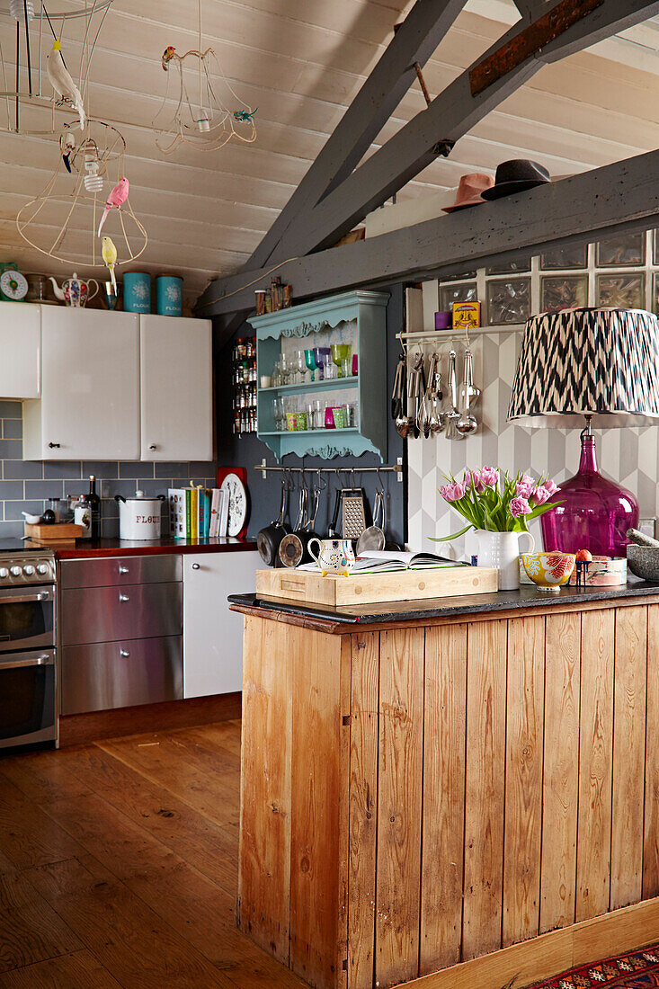 Holzvertäfelte Frühstücksbar in der Vintage-Küche eines Hauses in Brighton, East Sussex, UK