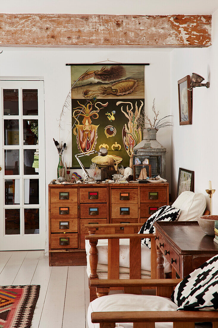 Holzmöbel und gesammelte Objekte im Wohnzimmer eines Hauses in Bridport, Dorset, Großbritannien