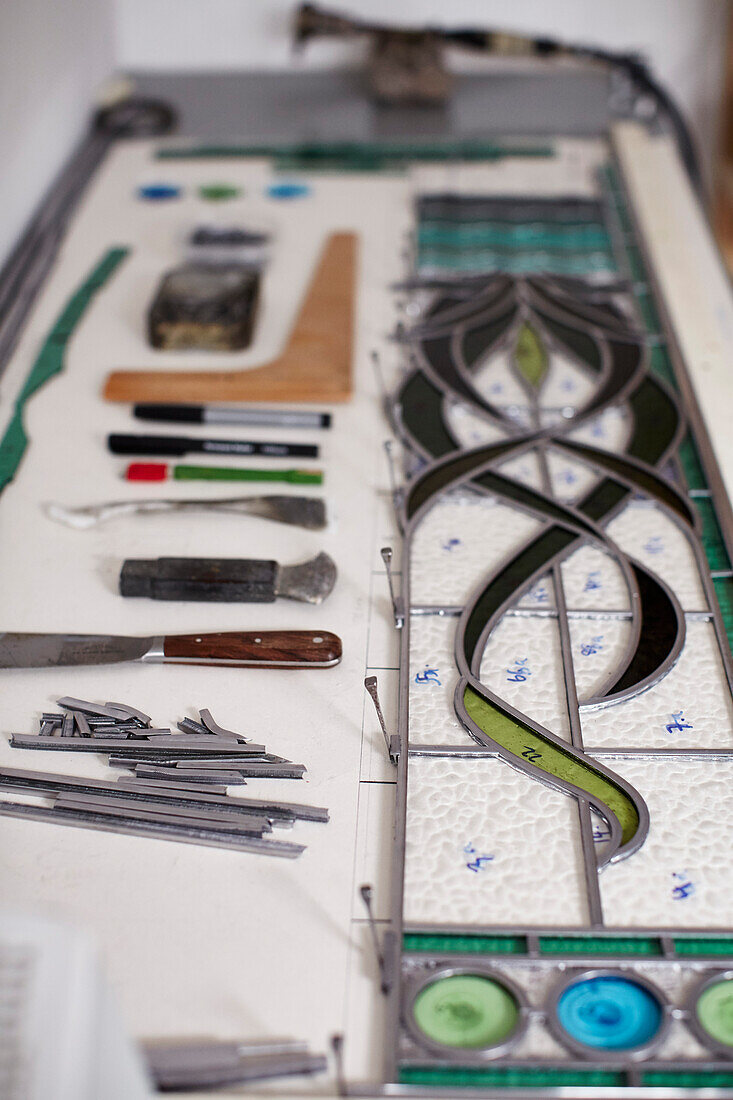 Glasmalerei und Werkzeuge im Atelier in Bridport, Dorset, UK