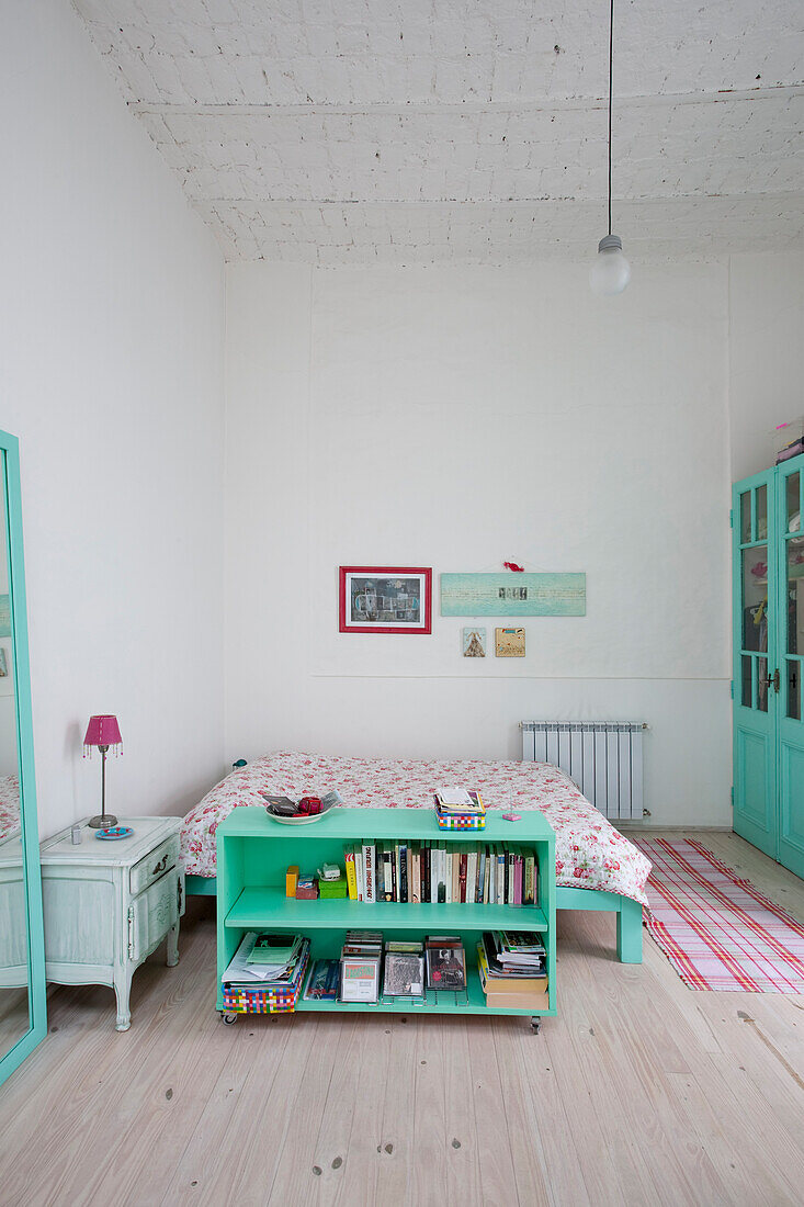 Einfaches Schlafzimmer in einer modernen Wohnung in Buenos Aires, Argentinien