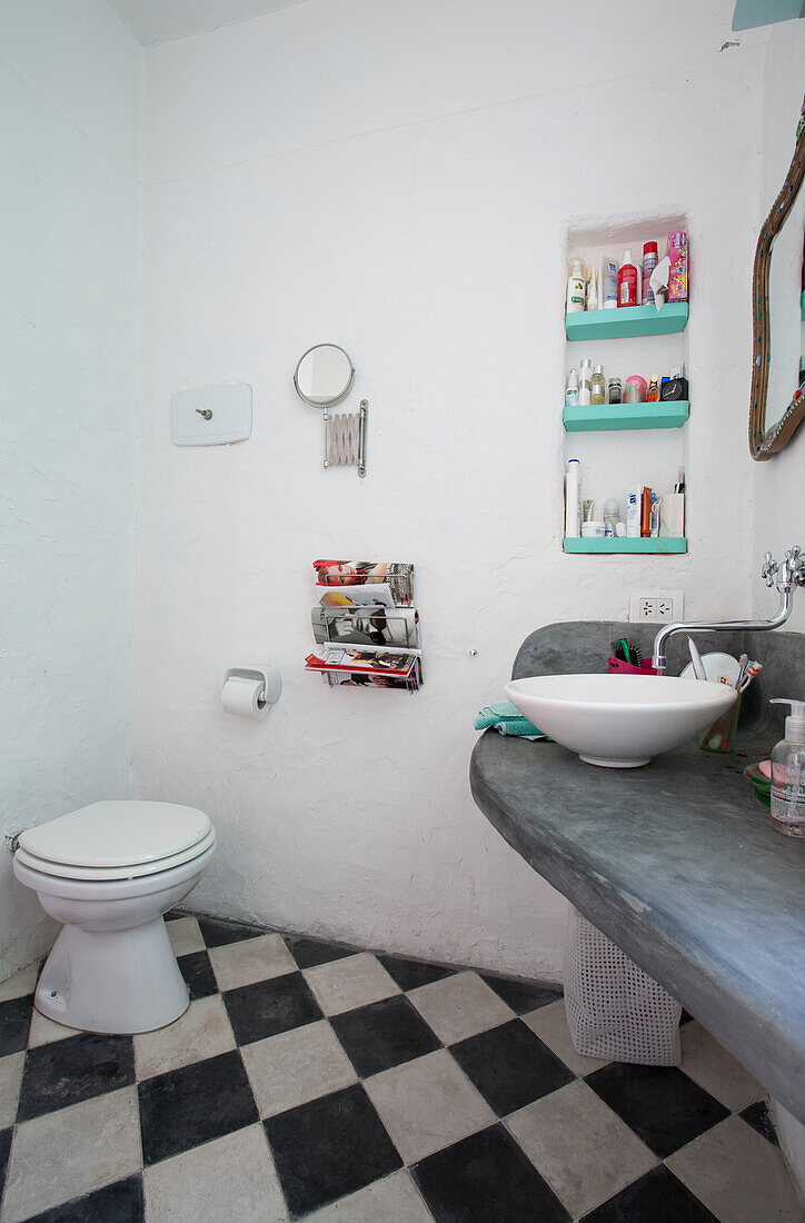 Einfaches Badezimmer in moderner Wohnung, Buenos Aires, Argentinien
