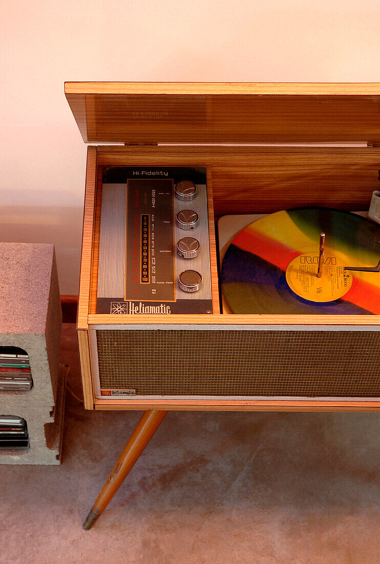 Ein Plattenspieler aus den 60er Jahren und ein CD-Halter aus Betonsteinen