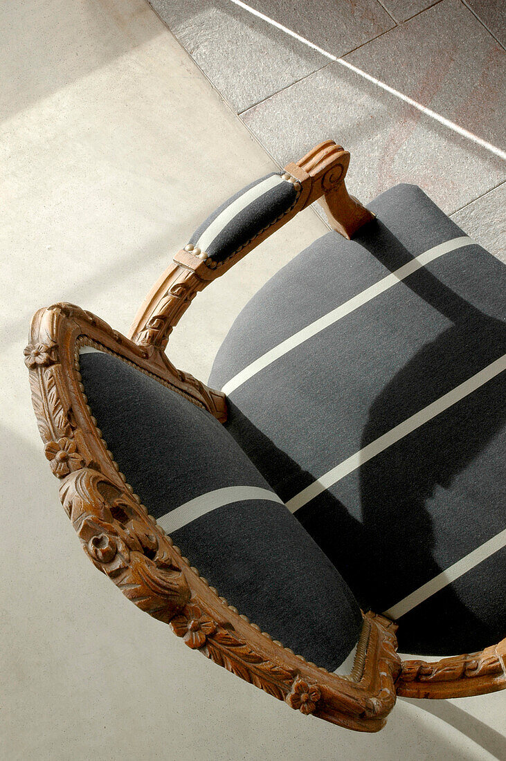 Französischer Sessel mit gestreifter Polsterung und geschnitzten Holzdetails