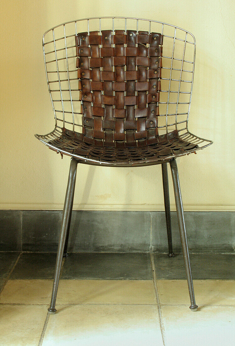 Geflochtener Stuhl aus Leder und Metall