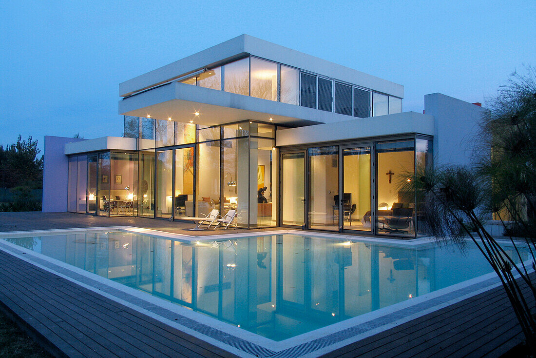 Zeitgenössisches Glaskubus-Haus mit Swimming Pool