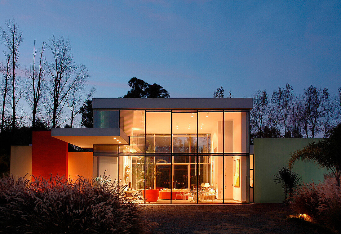 Fassade eines Glaskubus-Hauses mit Farbflächen im Brutalismus-Minimalismus-Stil