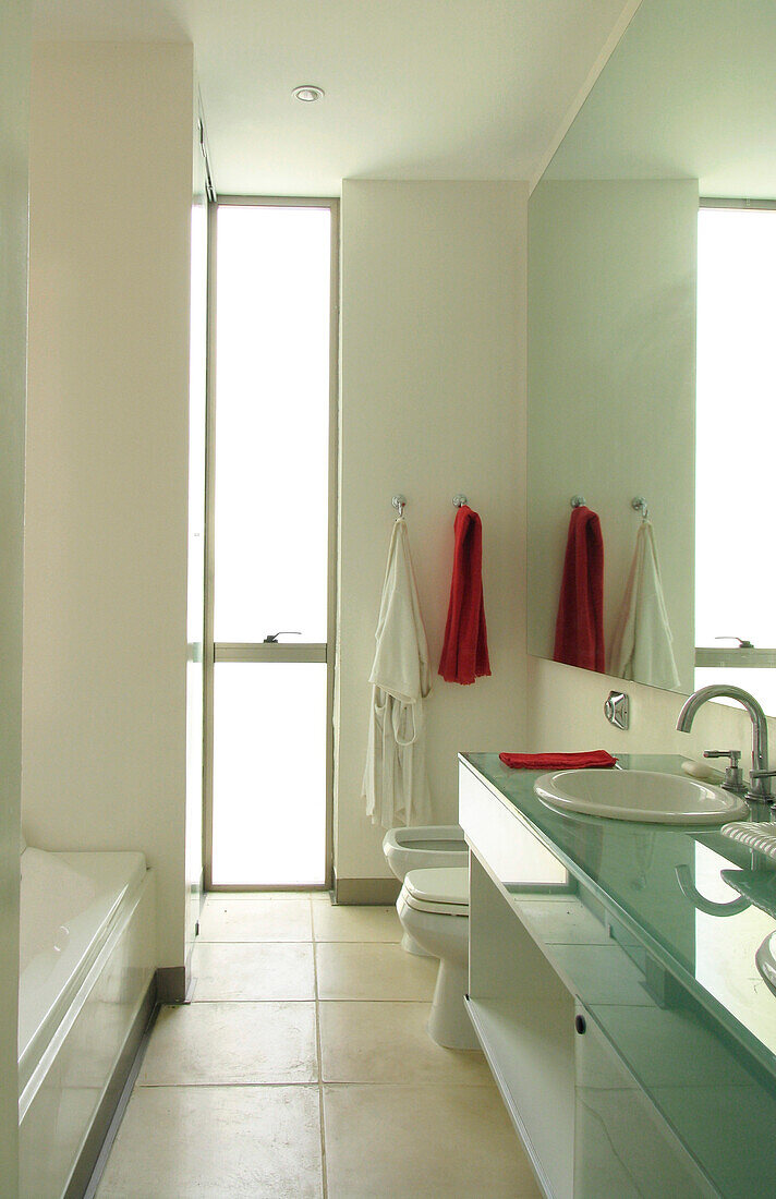 Minimalistisches Badezimmerdesign mit Glas und Spiegeln