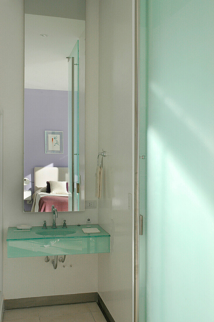 En suite Badezimmer mit Glas und Spiegeln