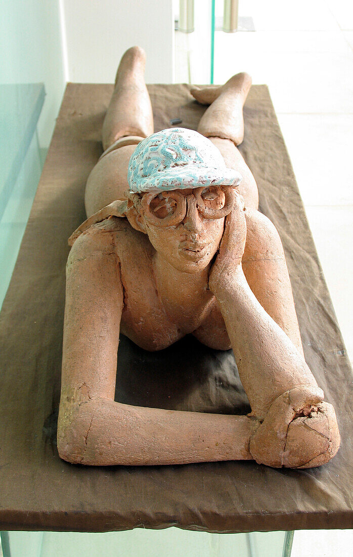 Großformatige Skulptur einer sonnenbadenden Frau