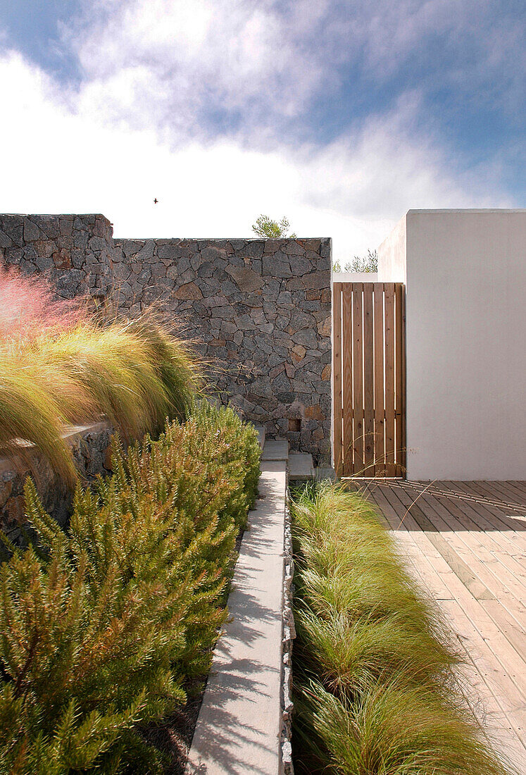 Mauern und Stufen aus grauem Granit mit Gramineae-Gräsern im von Alejandra D. entworfenen Garten