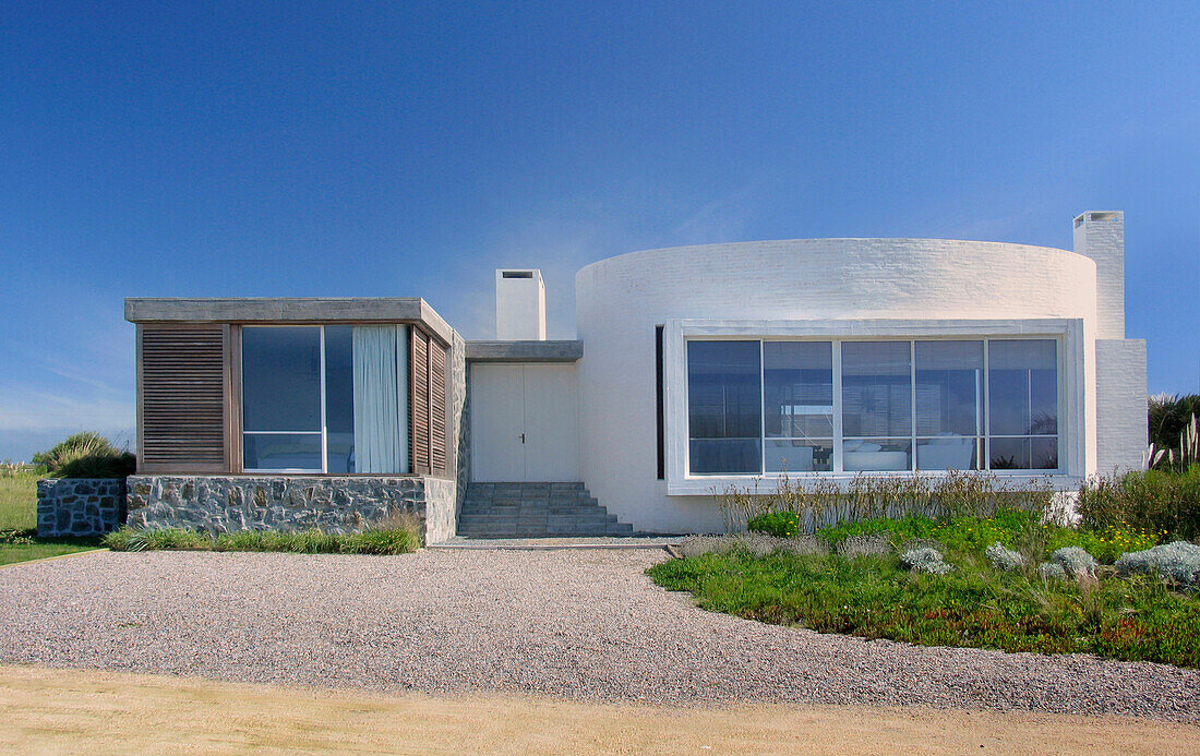 Ovales Haus aus Backsteinen mit Stahlbeton und grauen Granitsteinwänden