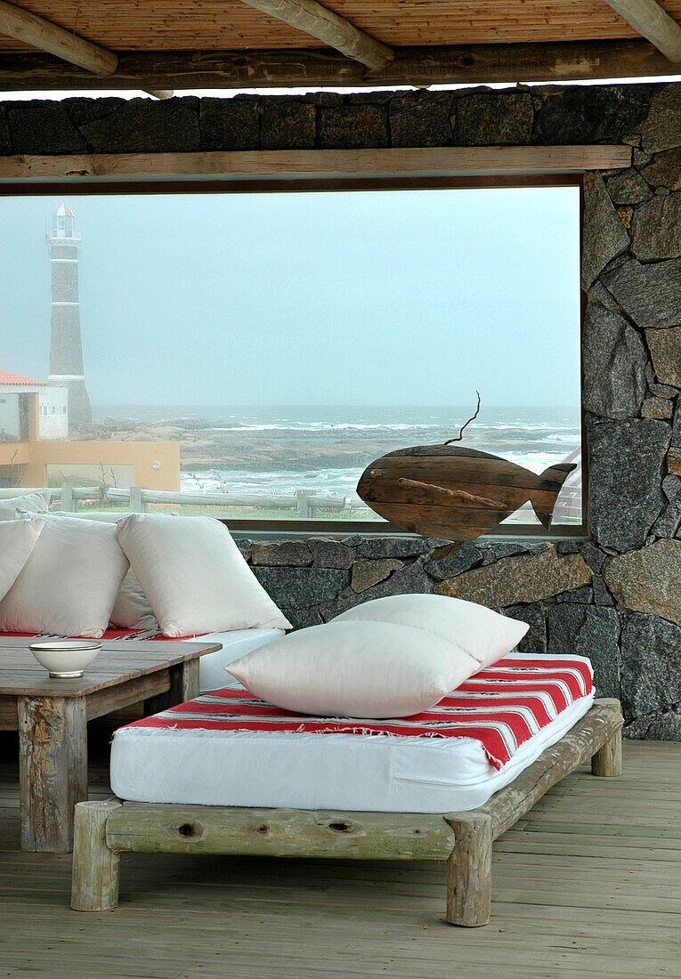 Sitzecke im Strandhaus mit Blick auf den Leuchtturm von Jose Ignacio