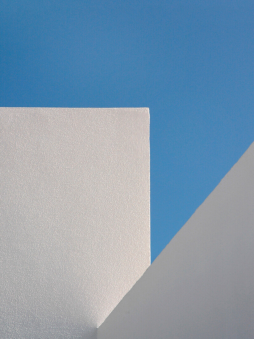 Pure white plain lines the sky: portrays an architecture void of ornamentation