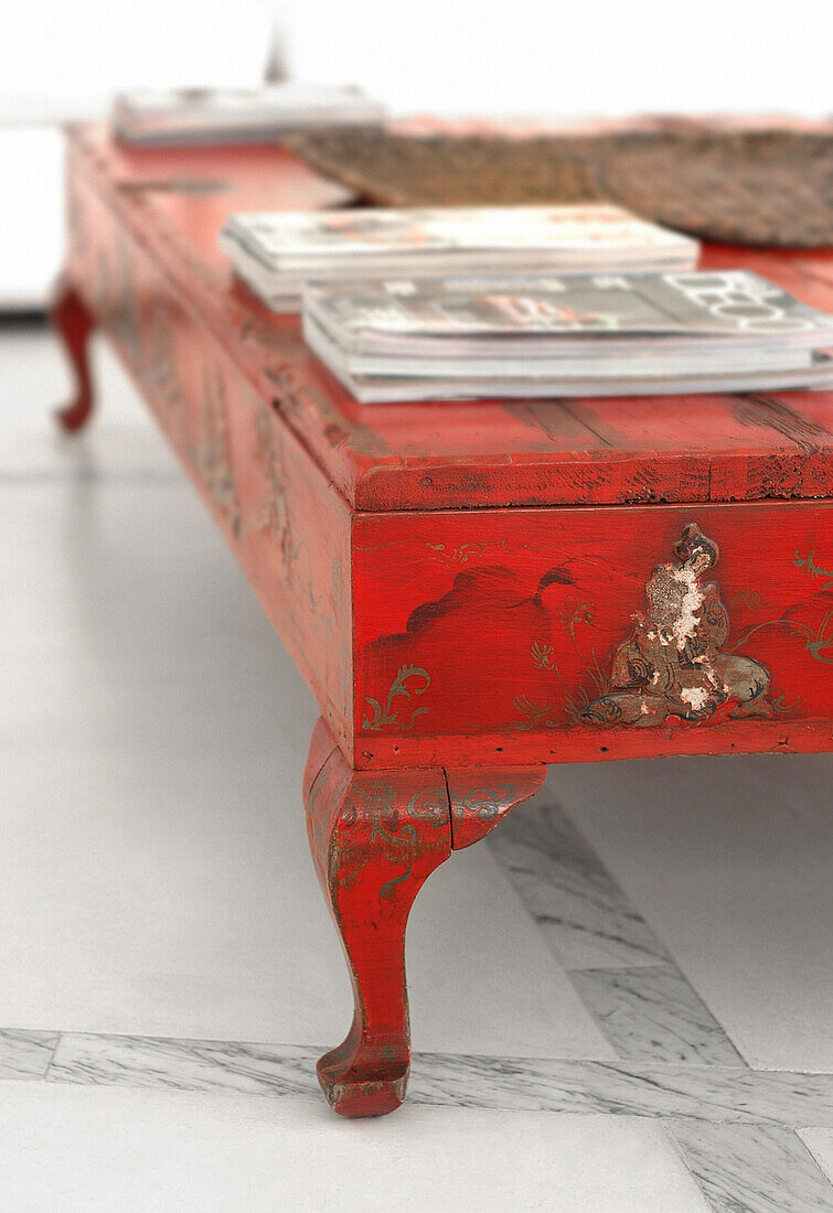 Kleiner chinesischer Tisch, rot lackiert, mit goldenen Motiven und Inkrustationen