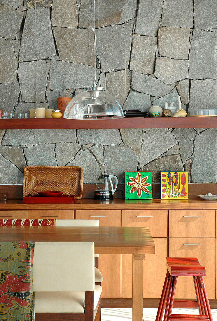 Offene Küche mit freiliegender Steinwand
