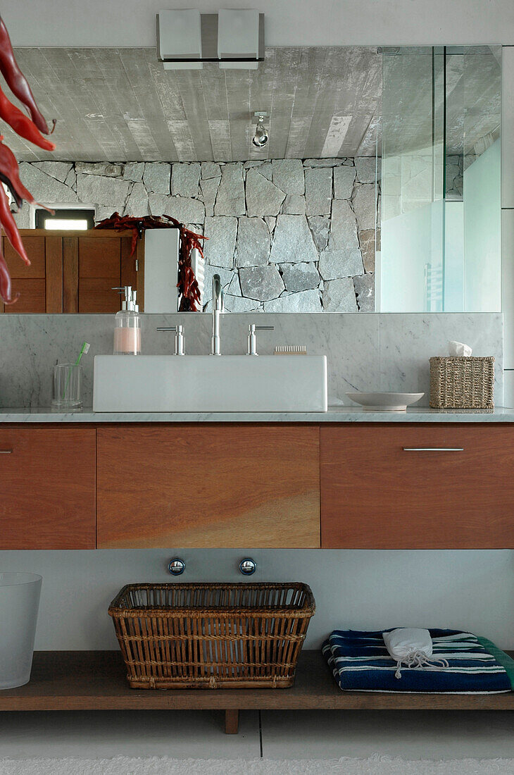 Spiegel im Badezimmer reflektiert freigelegte Steinwand