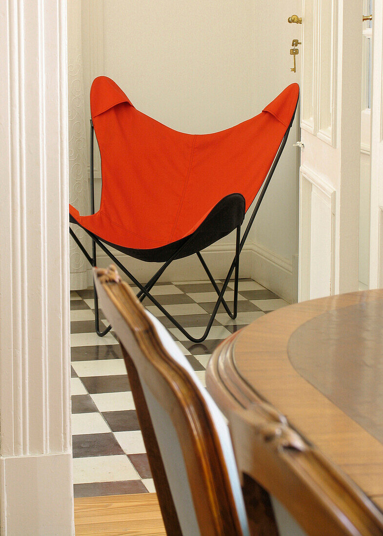 Roter Stuhl mit Blick durch die Esszimmertür