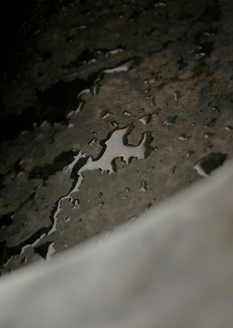 Wasser in einem Nassraum mit geglätteter Betonoberfläche