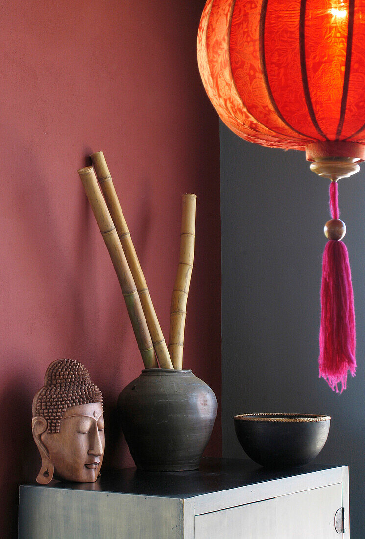 Chinesische Laterne und skulpturaler buddhistischer Kopf