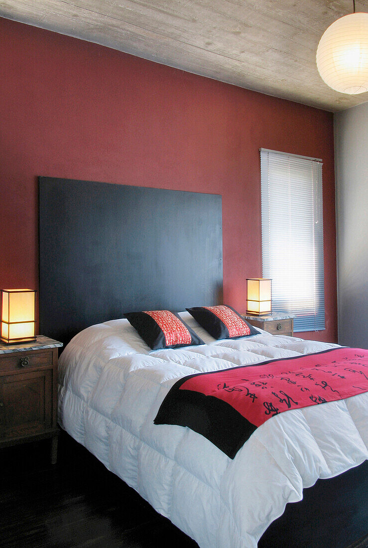 Orientalisches Schlafzimmer mit roter Zierwand