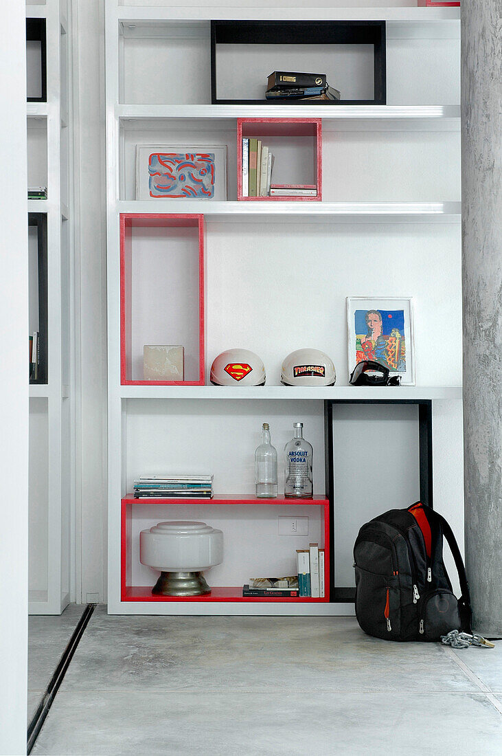 Design-Bücherregal mit weiß lackierter Eisenstruktur und beweglichen Würfeln und Rechtecken aus MDF