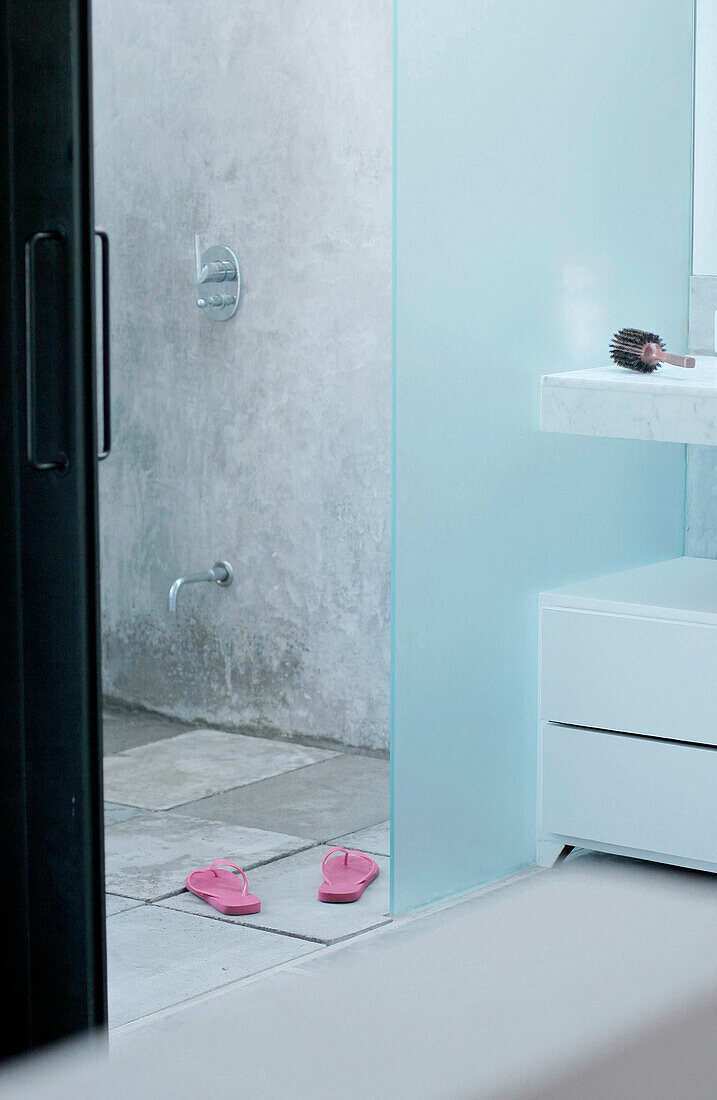 Badezimmer mit abgeschirmtem Duschboden mit Betonfertigteilen, die das Wasser abfließen lassen