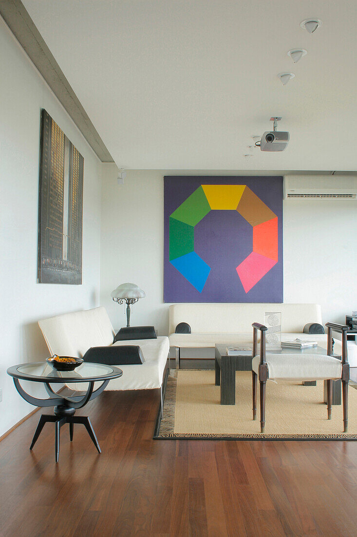 Sitzecke mit moderner Kunst und Overhead-Projektor