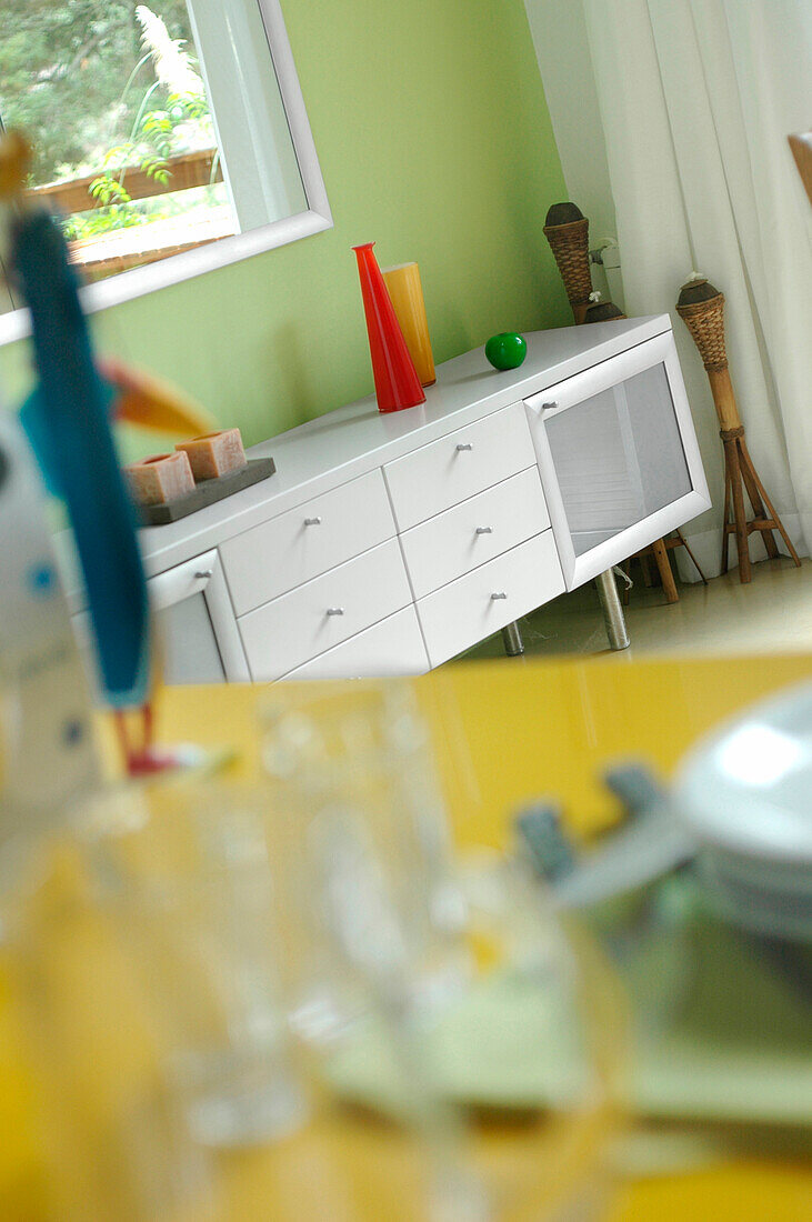 Anrichte und gelbe Formica-Küchenarbeitsplatte