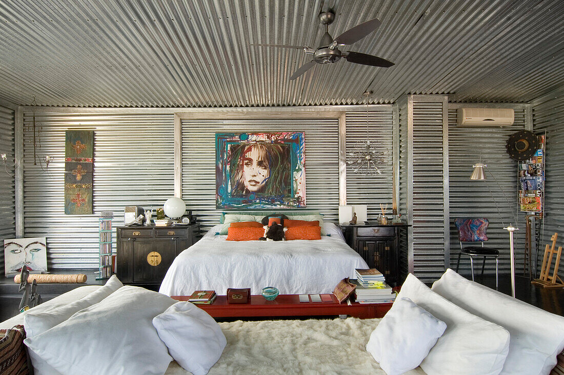 Schlafzimmer mit verzinktem Metall und chinesischen Möbeln mit Kaninchenfell bezogene Chaiselongue