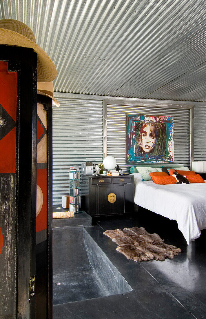 Galvanisiertes Metallschlafzimmer mit chinesischem Nachttisch und gemustertem Paravent