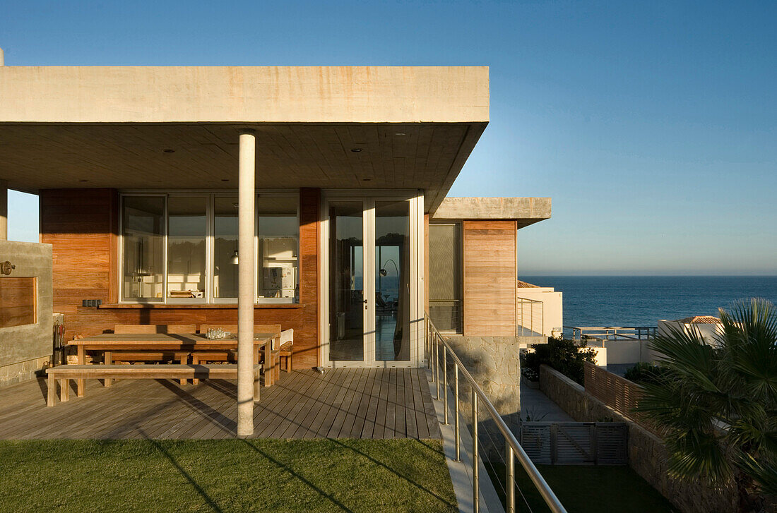 Terrasse des Strandhauses mit Blick auf das Meer