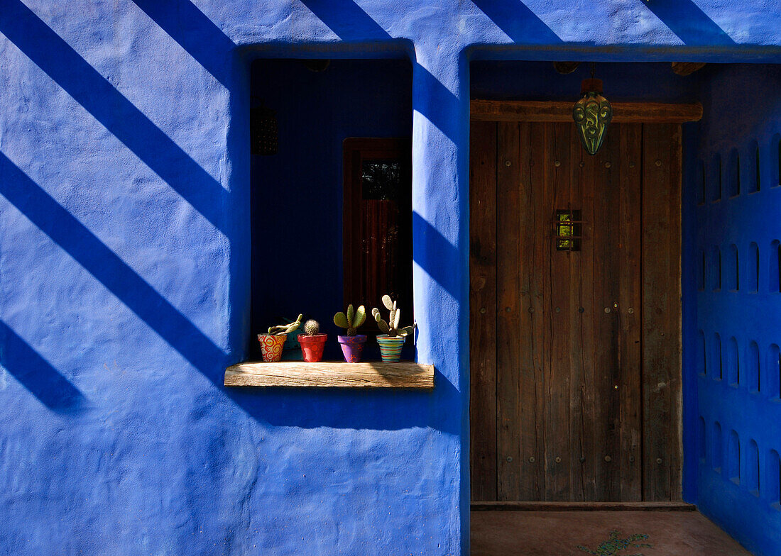 Blau gestrichener Stuckeingang mit schwerer Holztür