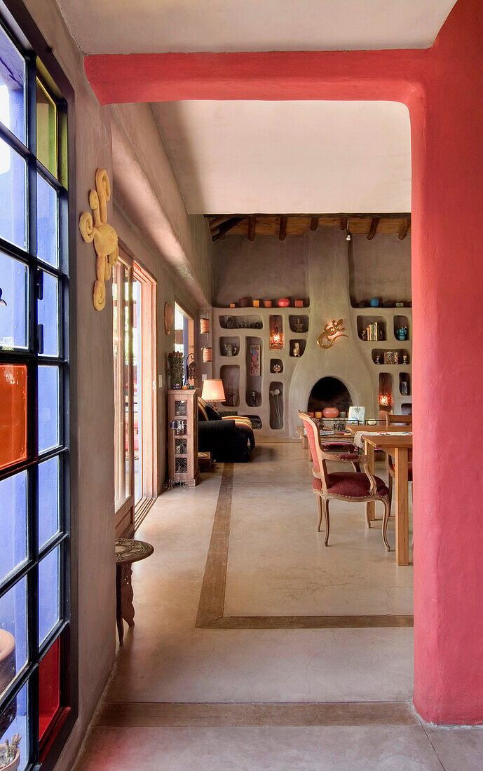 Corridor dining-room and living-room with stucco niches and concrete floor