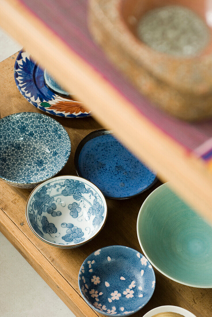 Auswahl an blauen Porzellanschalen auf einem Regal