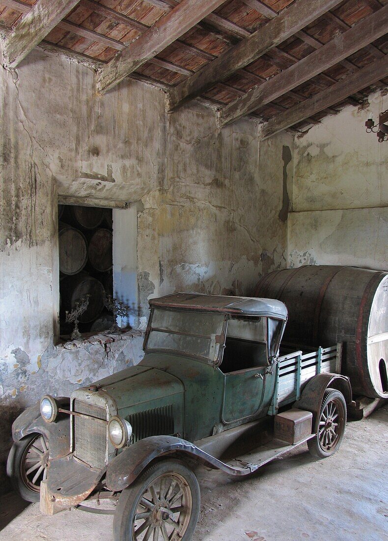 Oldtimer-LKW in heruntergekommener Garage, Carmelo, Uruguay