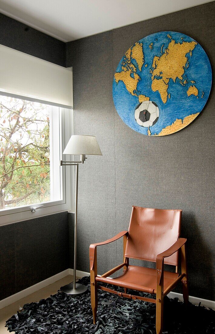 Modernes Zimmer mit Ledersessel und Weltkarte, Nunez, Buenos Aires, Argentinien