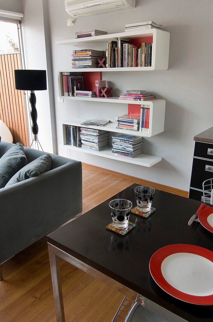 Modernes Wohnzimmer mit Küche kombiniert Blick von oben, Palermo, Buenos Aires, Argentinien