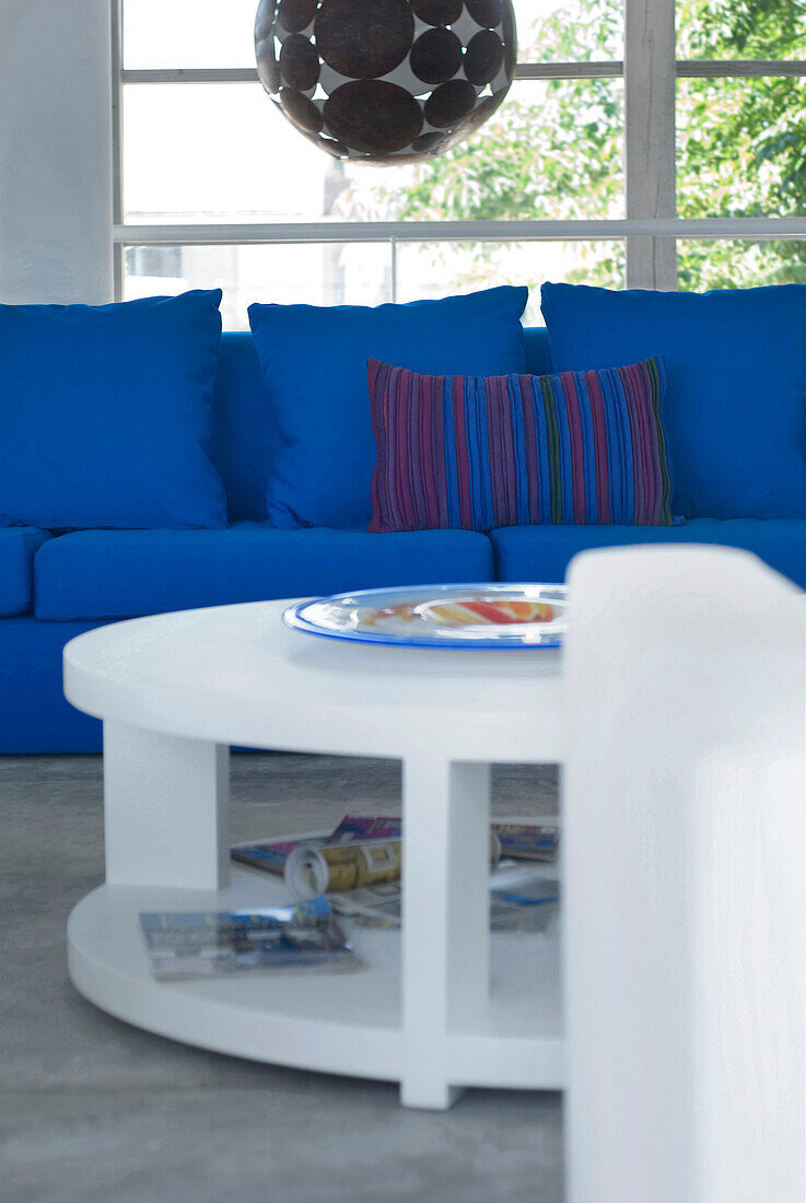 Runder Couchtisch mit leuchtend blauem Sofa