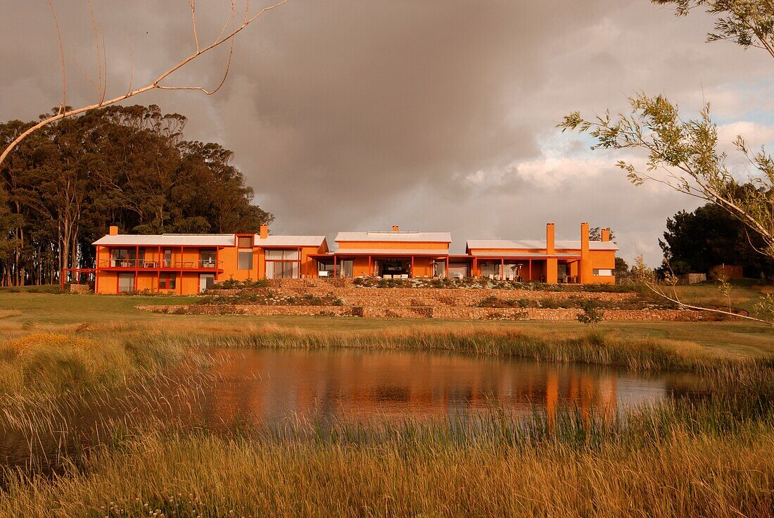 Uruguay, Außenansicht eines Hauses mit Teich im Vordergrund