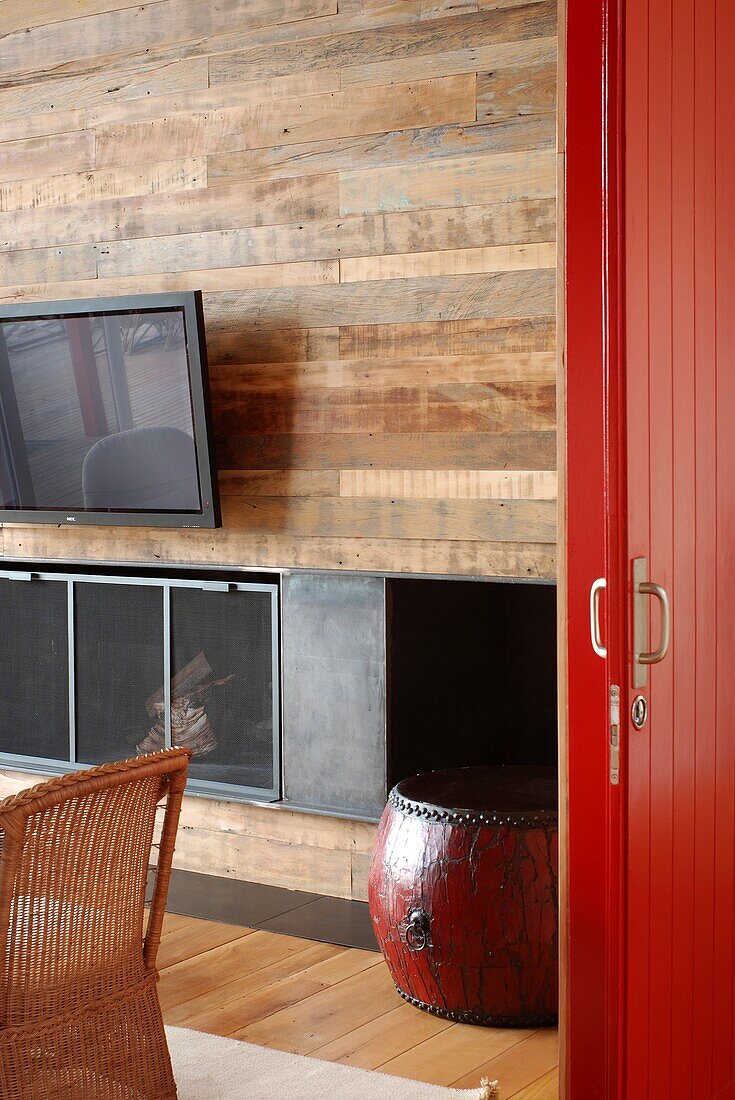 Modernes Wohnzimmer in Uruguay mit TV-Gerät an einer Holzwand