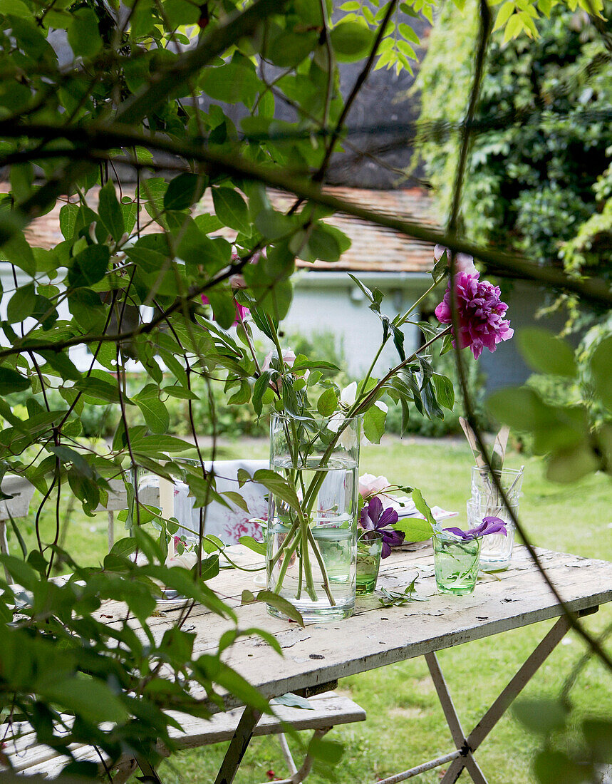 Blumenarrangement im Garten eines Hauses in Oxfordshire aus dem 17. Jh.