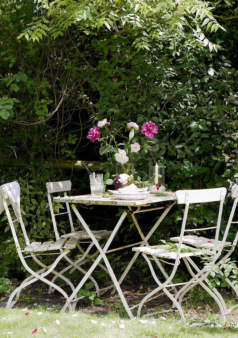Bemalter Tisch und Stühle in einem englischen Landgarten