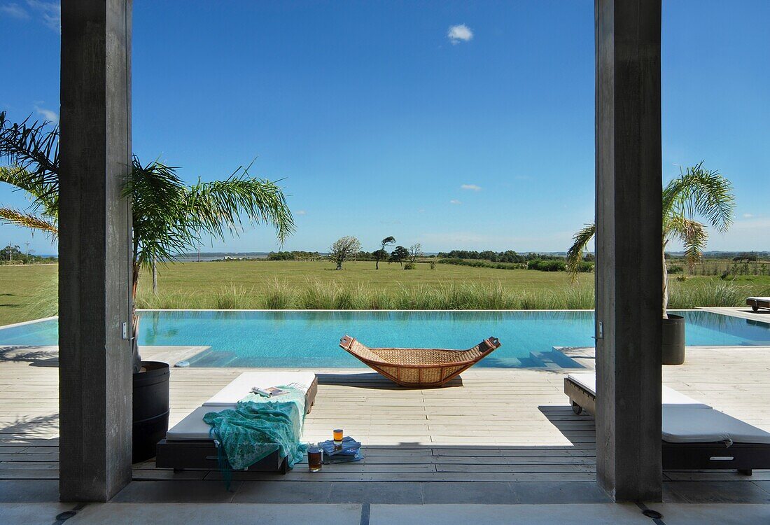 Swimmingpool vor einem luxuriösen Farmhaus in Uruguay