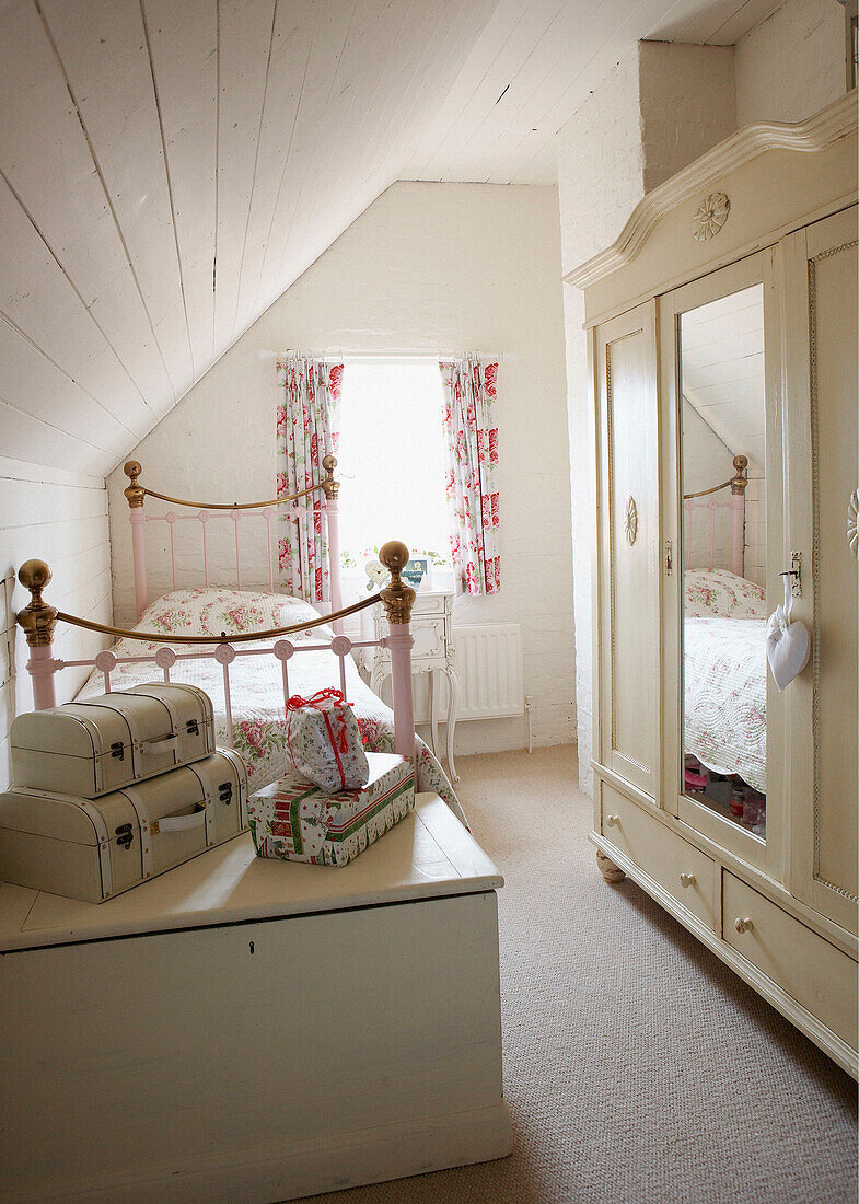 Weiß gestrichenes Schlafzimmer mit Deckenkasten und Kleiderschrank