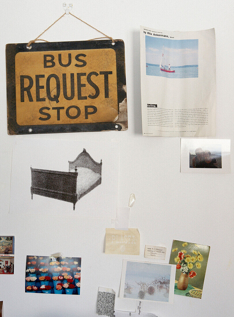 Busanforderungsschild mit einer Sammlung von Postkarten