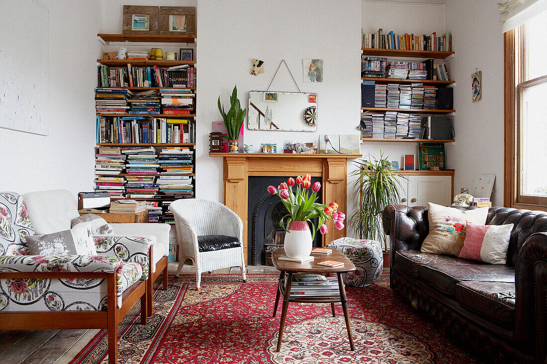 Eingelassene Bücherregale im Wohnzimmer mit Sofa und Sesseln aus zweiter Hand