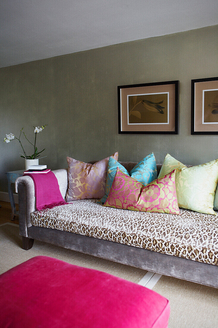 Das Leopardenfell-Sofa verleiht dem eleganten Wohnzimmer einen Hauch von Pop-Art