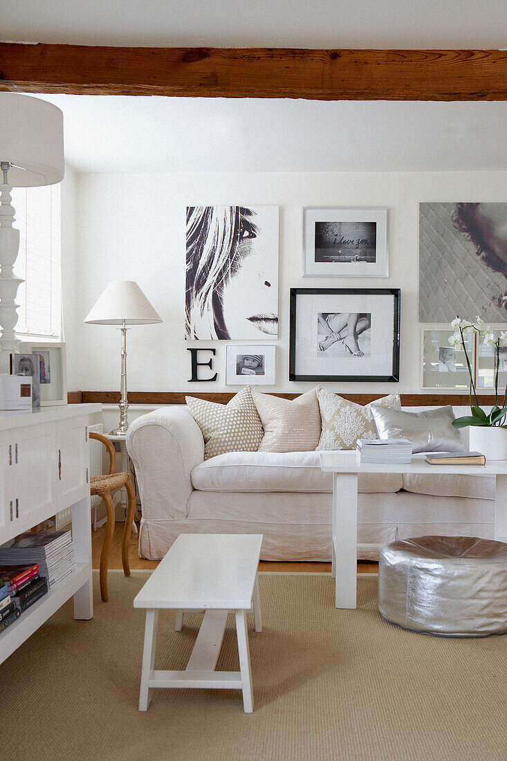 Wohnzimmer in neutralen Tönen und weißen Möbeln und Stoffen und metallischen Highlights