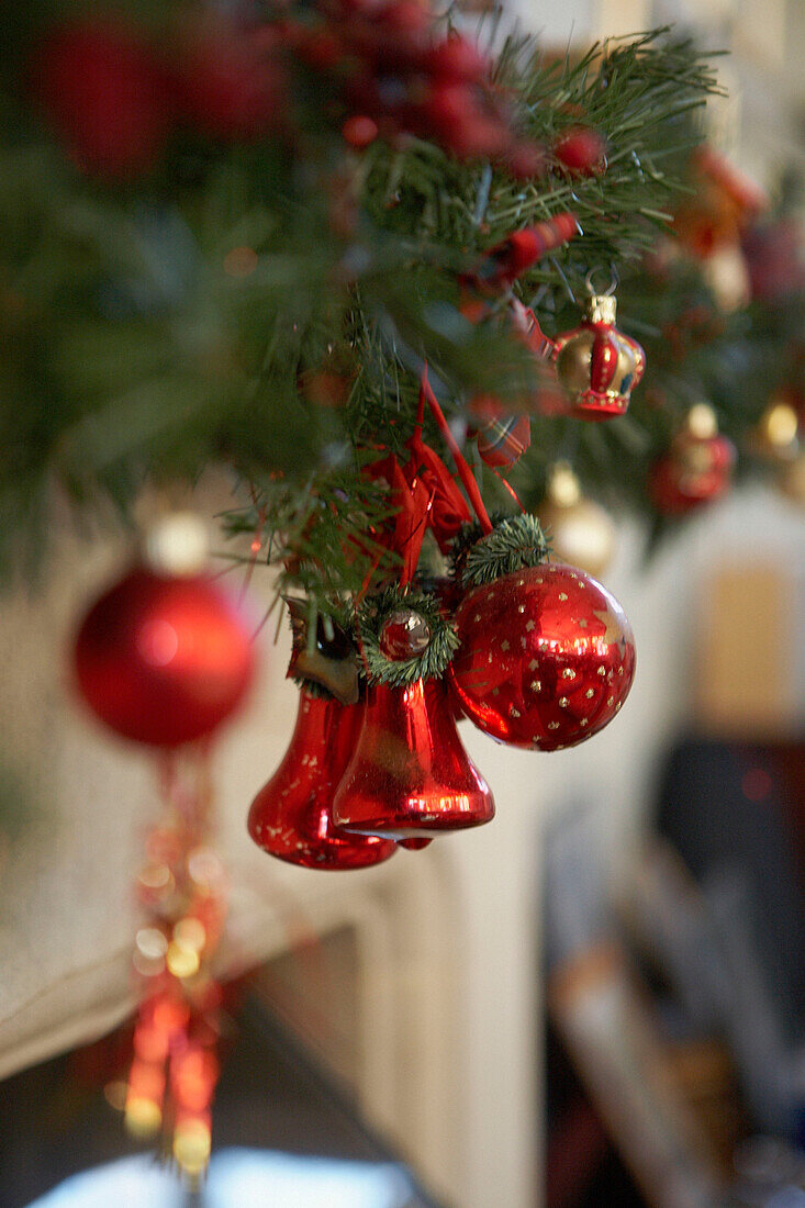 Rote Kugeln und Glöckchen am Weihnachtsbaum