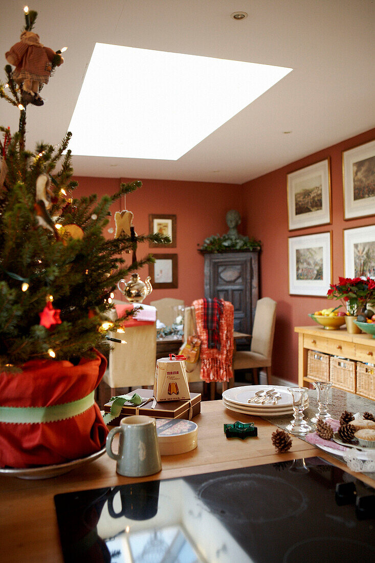 Weihnachtsbaum auf Küchenarbeitsplatte mit Elektrokochfeld